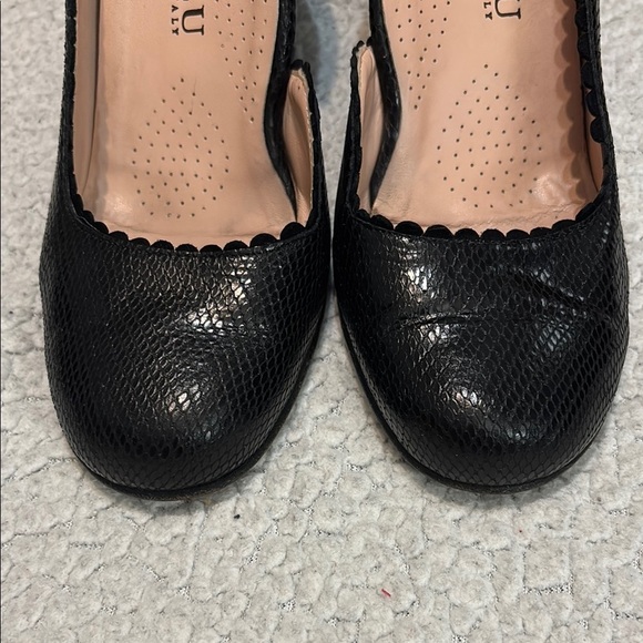 Anyi Lu Italian Black Leather Heels with Scalloped Design - Picture 5 of 7